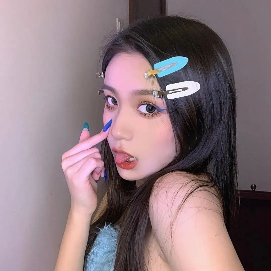 《某女网红直播哭诉被骚扰，聊天记录却被扒是剧本》配图