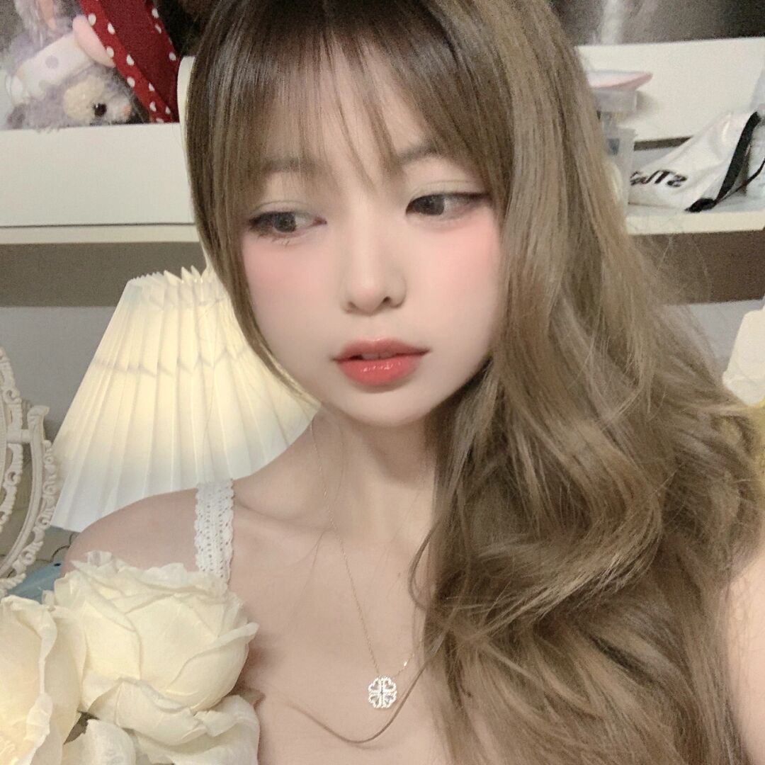 《某男团成员被私生饭堵在电梯，怒摔手机》配图